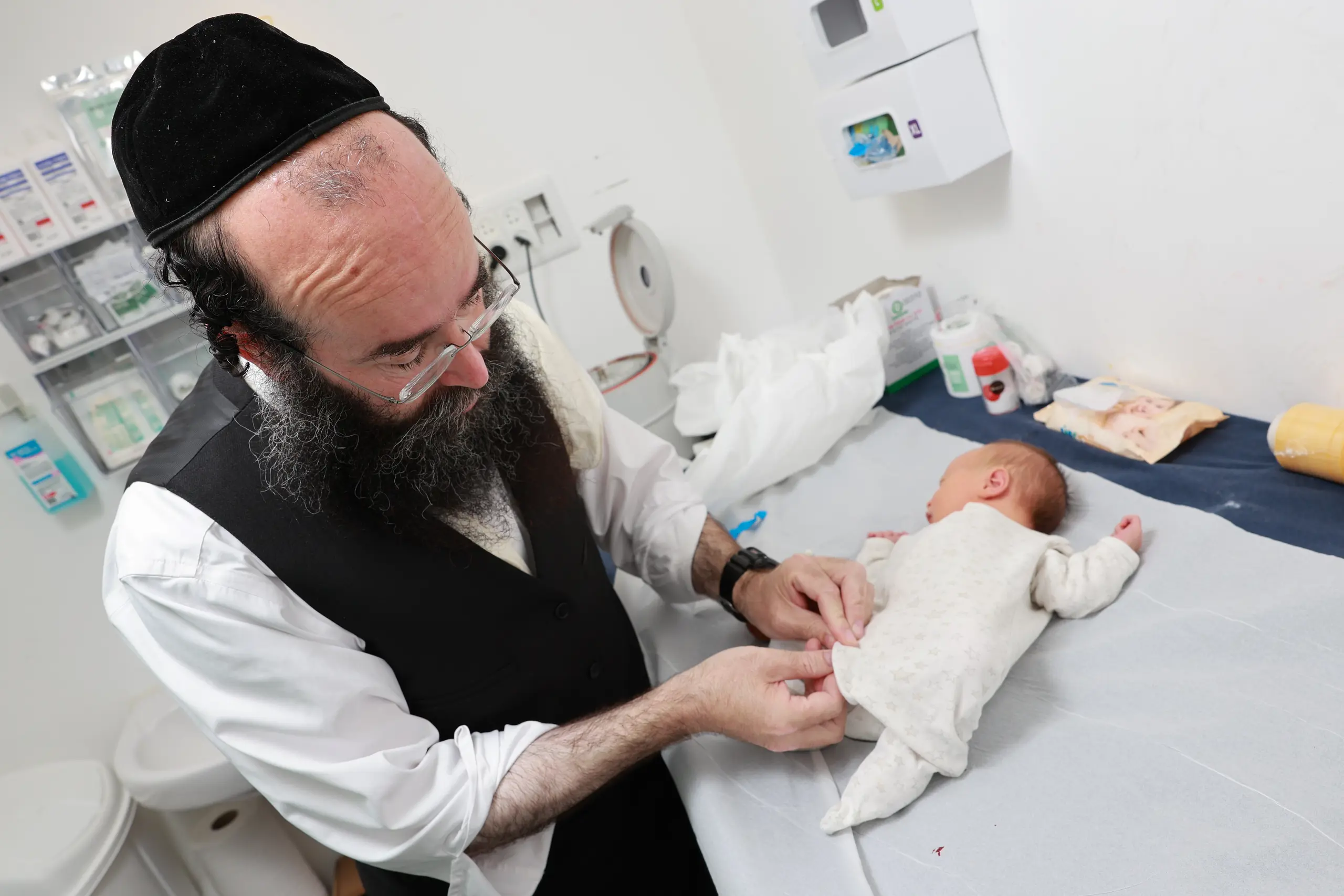 הרב קאפ מטפל בתינוק