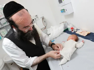הרב קאפ מטפל בתינוק