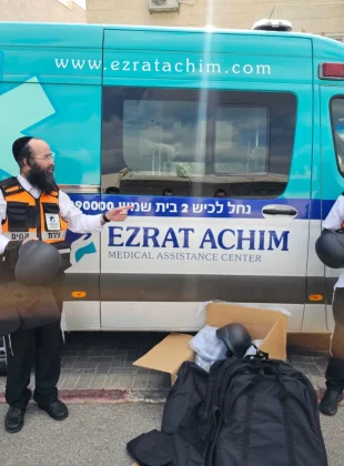 להתנדב אצלינו-תמונה של הרב קאפ ליד אמבולנס